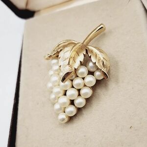 Vintage 1950's-1960's Crown Trifari Goldtone & Faux Pearls Grape Pin